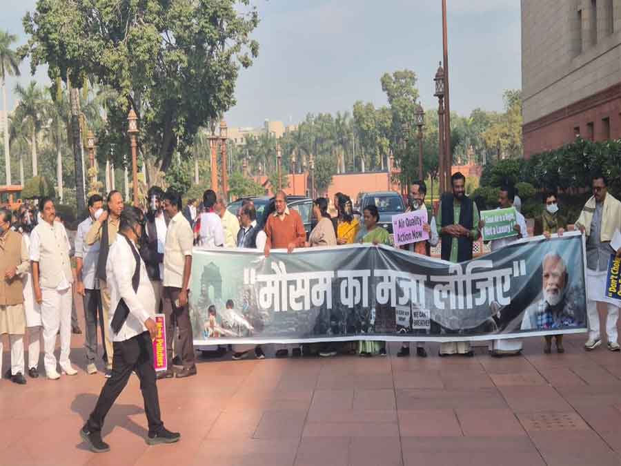 वायु प्रदूषण को लेकर संसद के मकर द्वार पर विपक्ष का प्रदर्शन, पीएम मोदी पर तंज, मौसम का मजा लीजिए