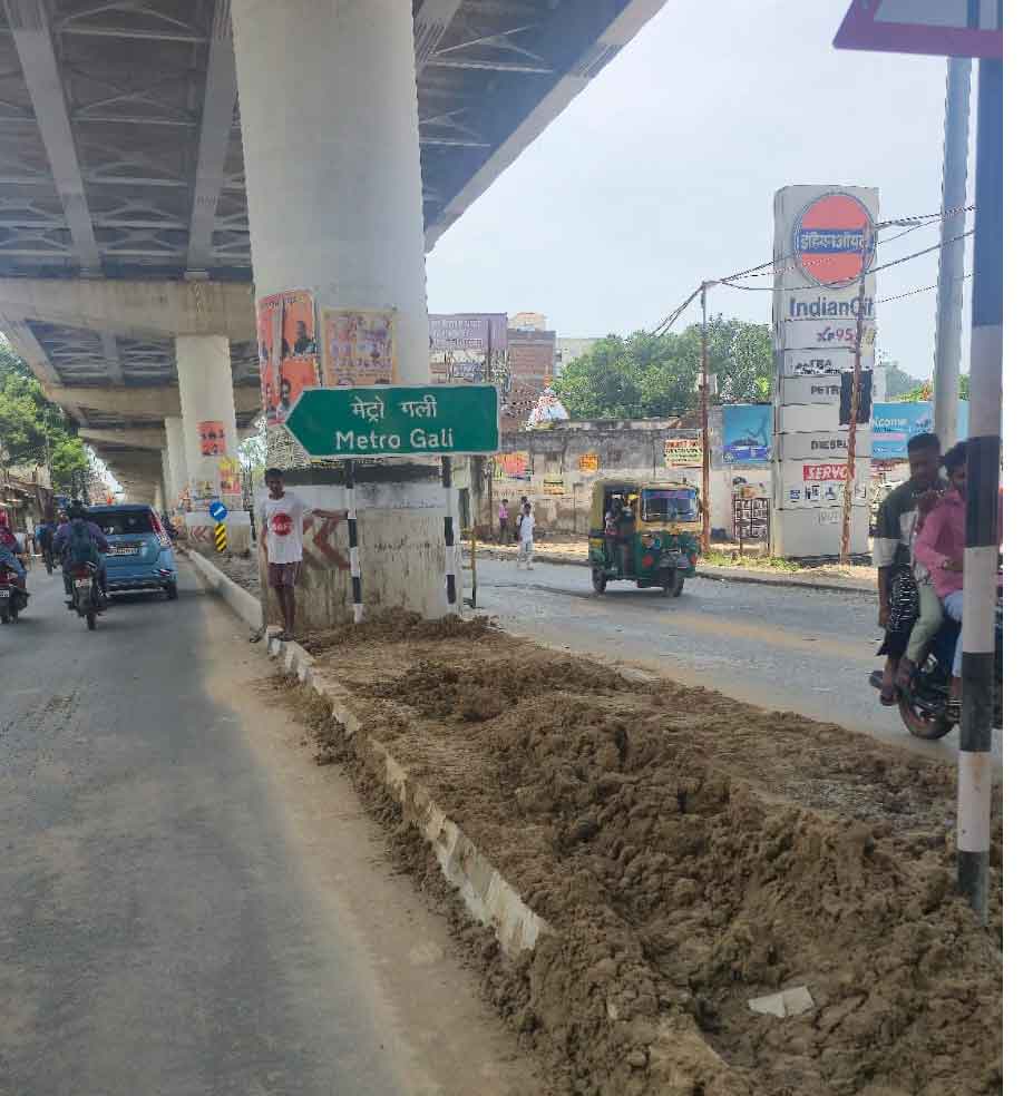 रातू रोड में लगे साइन बोर्ड में गड़बड़ियां, लोगों ने कहा, नगर निगम में शिकायत करेंगे