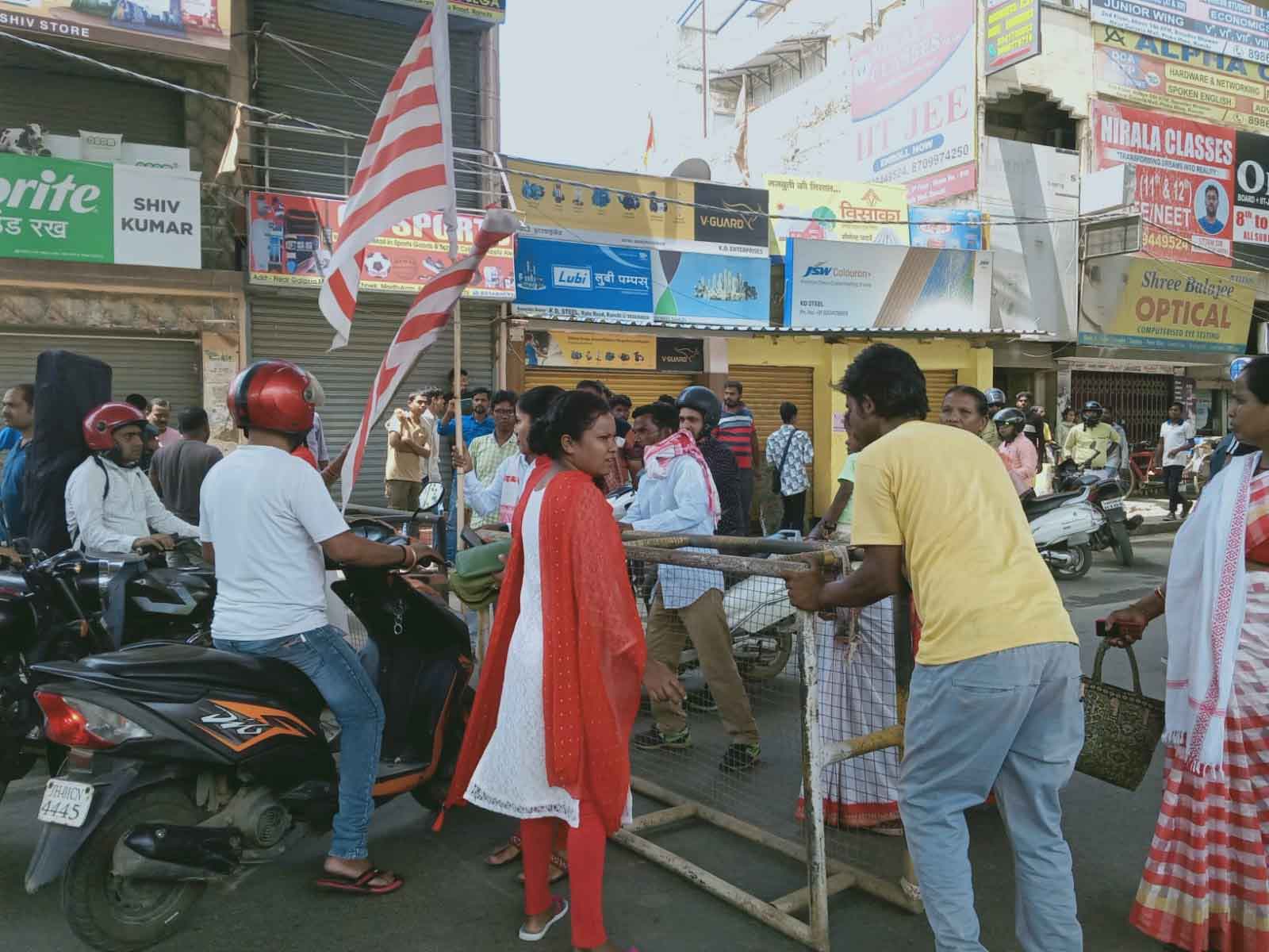 झारखंड बंद:सिरमटोली फ्लाईओवर रैंप निर्माण के विरोध में आदिवासी संगठनों ने ग्लैक्सी मॉल के पास की बैरिकेडिंग