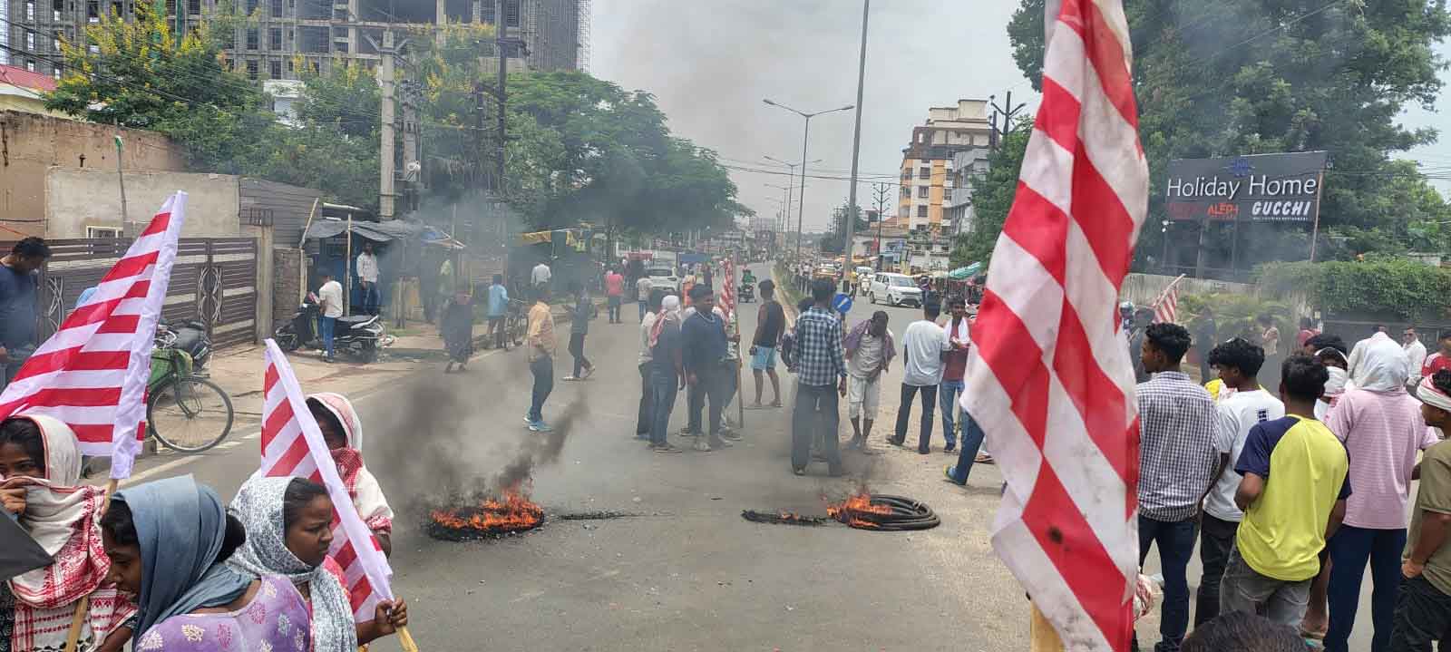 झारखंड बंद: कांके में टायर जलाकर सड़क जाम की,  शादी और आपात सेवा के वाहन भी रोके गये