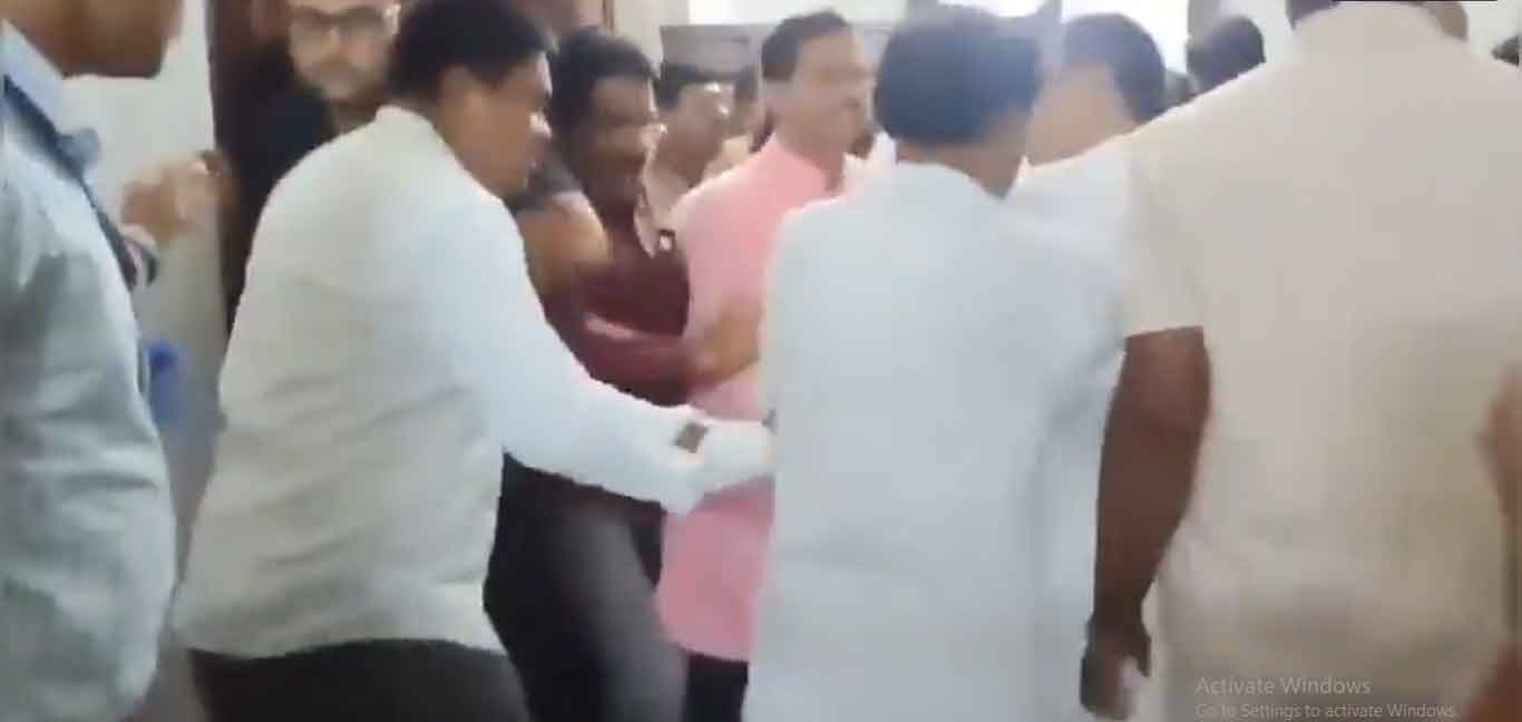 पश्चिम बंगाल विधानसभा में हंगामा, शुभेंदु अधिकारी सहित पांच विधायक निलंबित, झड़प में शंकर घोष घायल