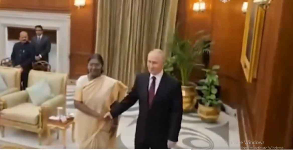 व्लादिमीर पुतिन के सम्मान में राष्ट्रपति भवन में रात्रि भोज,  द्रौपदी मुर्मू ने पुतिन का स्वागत किया, राहुल गांधी, खड़गे को निमंत्रण नहीं, थरूर को बुलावा