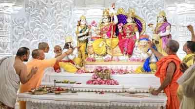 अयोध्या राम मंदिर में रामदरबार की प्राण प्रतिष्ठा की गयी, सीएम योगी ने पूजा-अर्चना की