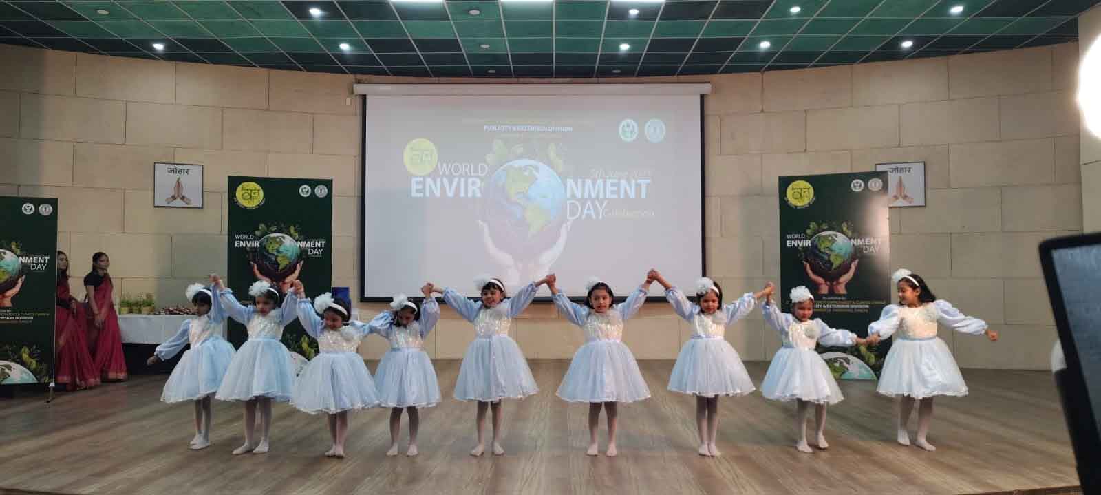 आओ वन बंधु बनें... थीम पर विश्व पर्यावरण दिवस मनाया गया,  बच्चों ने पर्यावरण सुरक्षा पर नृत्य किया