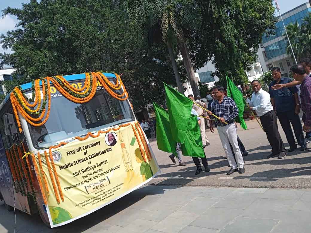 भ्रमणशील विज्ञान प्रदर्शनी वाहन को मंत्री सुदिव्य कुमार ने हरी झंडी दिखाकर किया रवाना