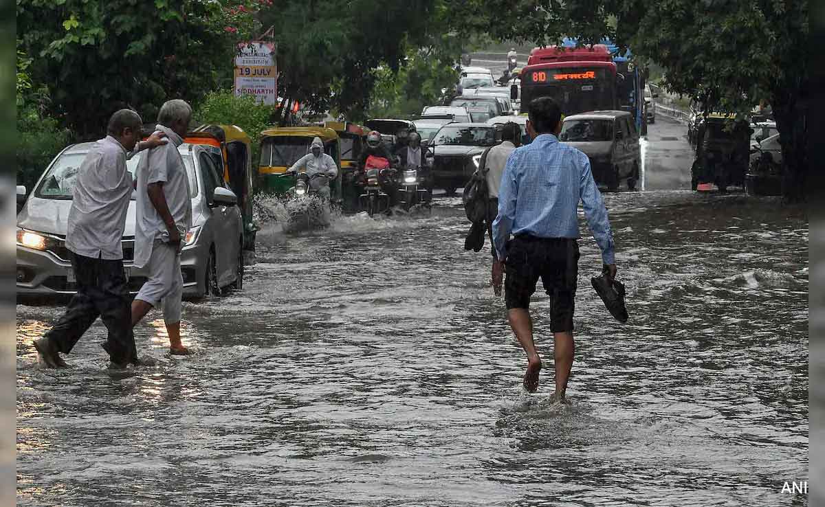 देश के अधिकतर हिस्सों में लगातार भारी बारिश जारी, मौसम विभाग ने सावधान रहने को कहा
