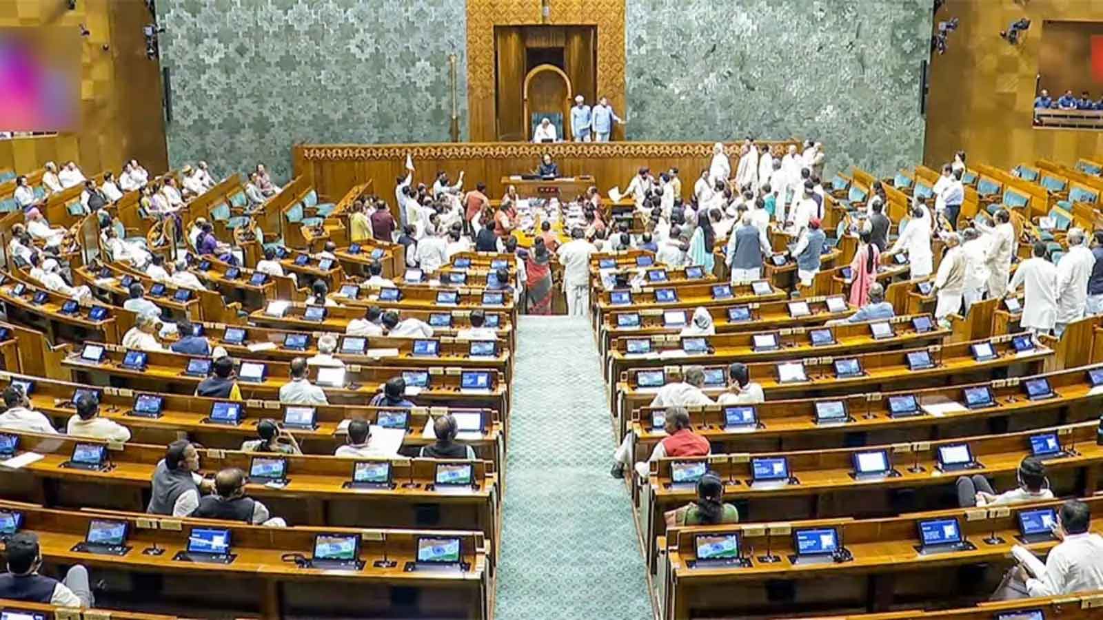 लोकसभा-राज्यसभा  की कार्यवाही 6 अगस्त तक के लिए स्थगित, SIR पर विपक्ष का हंगामा जारी