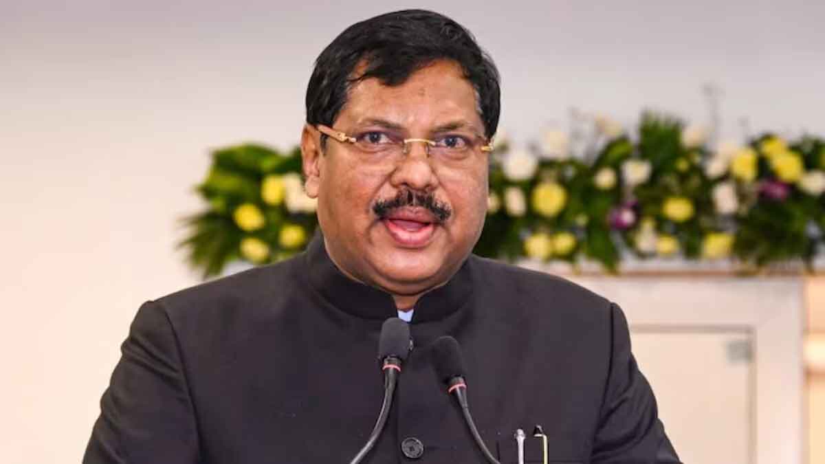 CJI  बीआर गवई की ओर वकील ने जूता फेंकने का प्रयास किया,  कहा, सनातन का अपमान नहीं सहेंगे