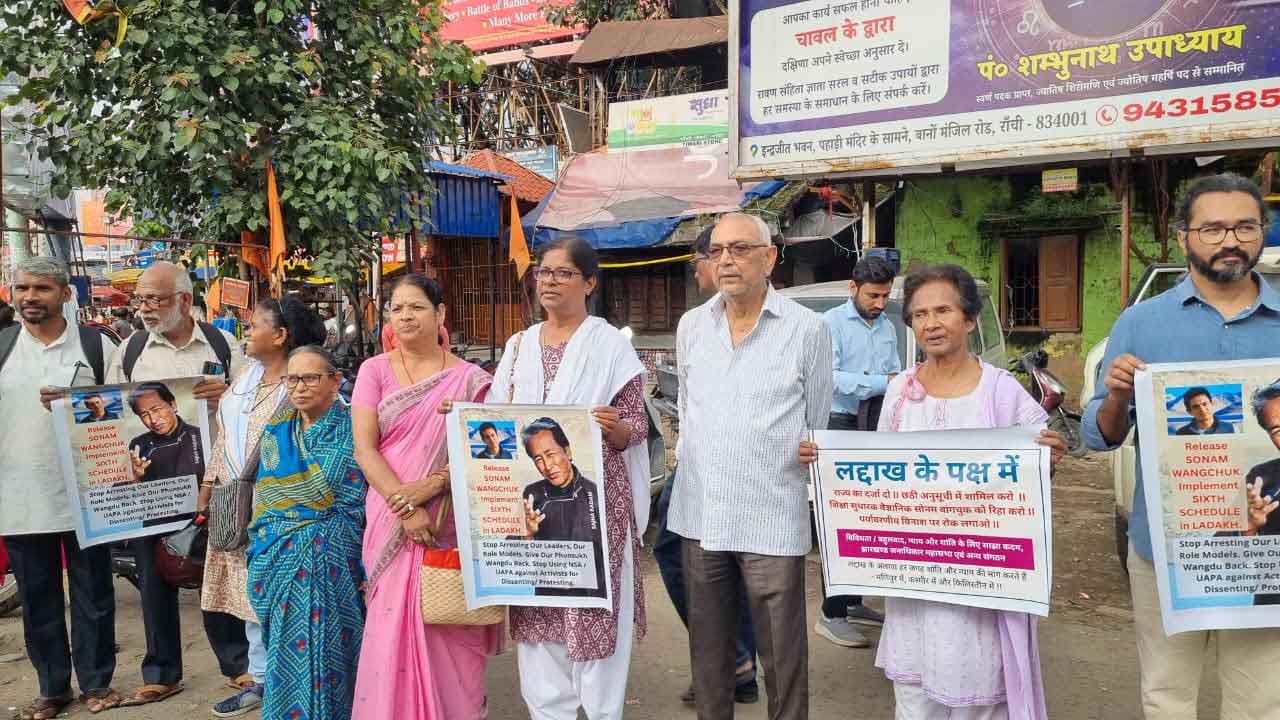 लद्दाख को राज्य का दर्जा और छठी अनुसूची में शामिल करने की मांग को लेकर प्रदर्शन