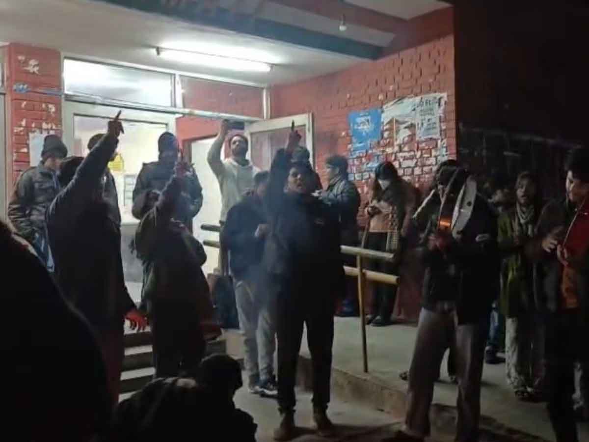 JNU में मोदी-शाह की कब्र खुदेगी... नारे लगे, उमर और शरजील को जमानत नहीं दिये जाने का विरोध