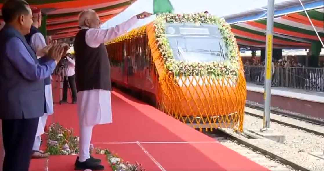 पीएम मोदी ने कटरा-श्रीनगर वंदे भारत ट्रेन को हरी झंडी दिखा कर रवाना किया