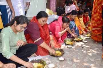 जगन्नाथपुर मंदिर में भक्तों के साथ ग्रामीण विकास मंत्री ने प्रसाद ग्रहण किया