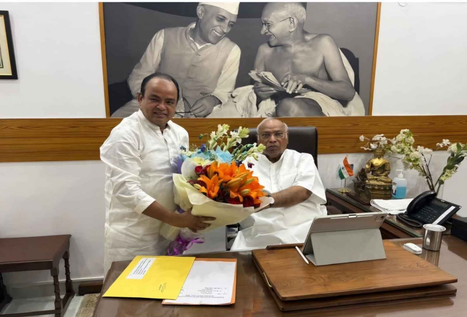 इरफान अंसारी ने कांग्रेस अध्यक्ष से की मुलाकात,  स्वास्थ्य सेवा को नयी ऊंचाई पर ले जाने का किया वादा