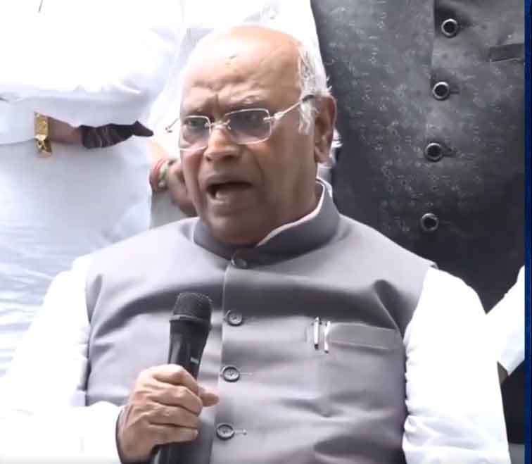 इंडिया अलायंस की प्रेस कॉन्फ्रेंस, खड़गे ने कहा, सभी विपक्षी दल  संसद  में SIR पर चर्चा चाहते हैं