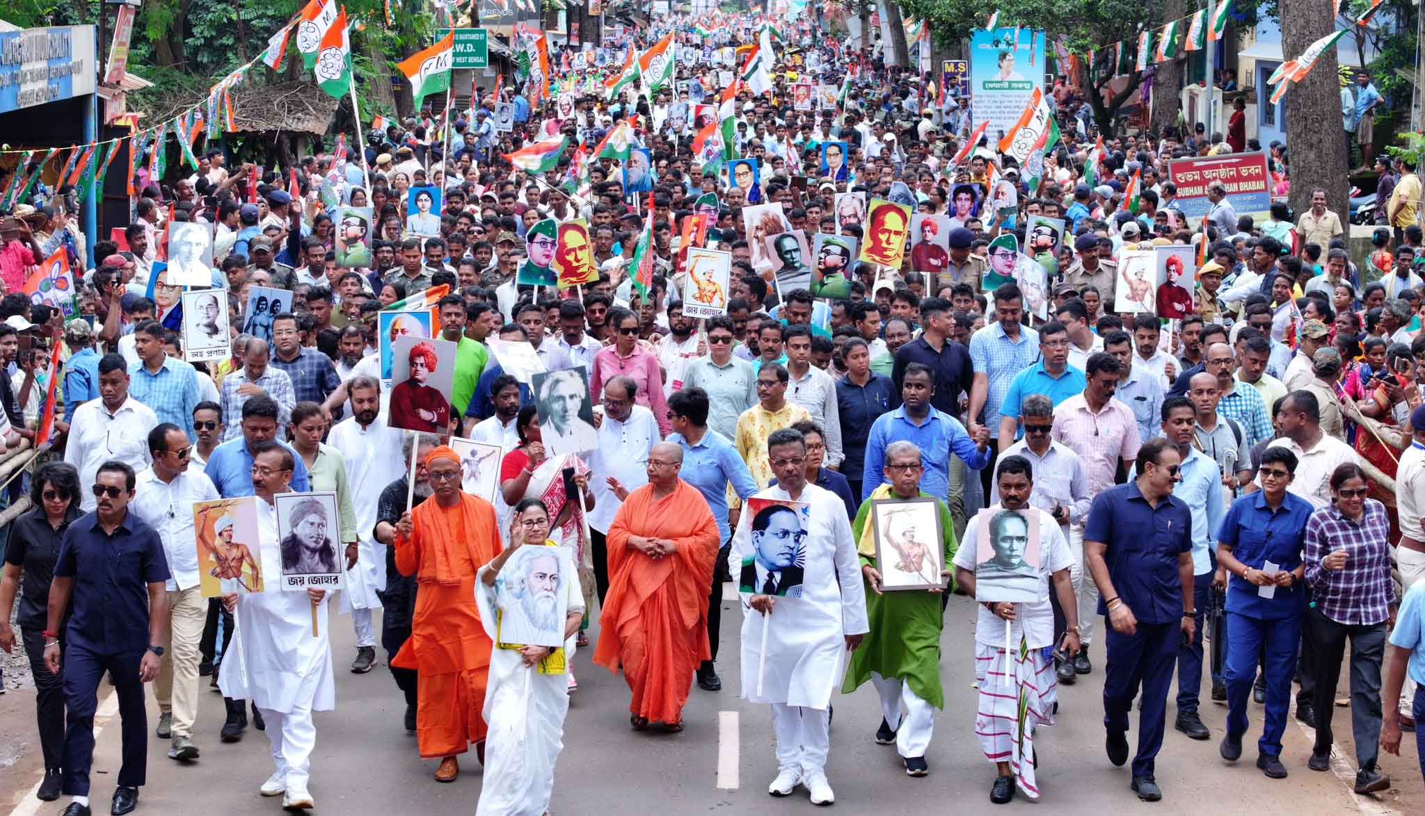 झारग्राम में भाषा आंदोलन रैली में शामिल हुई ममता, कहा, भाजपा शाषित राज्यों में बांग्लाभाषी लोगों  पर अत्याचार हो रहा