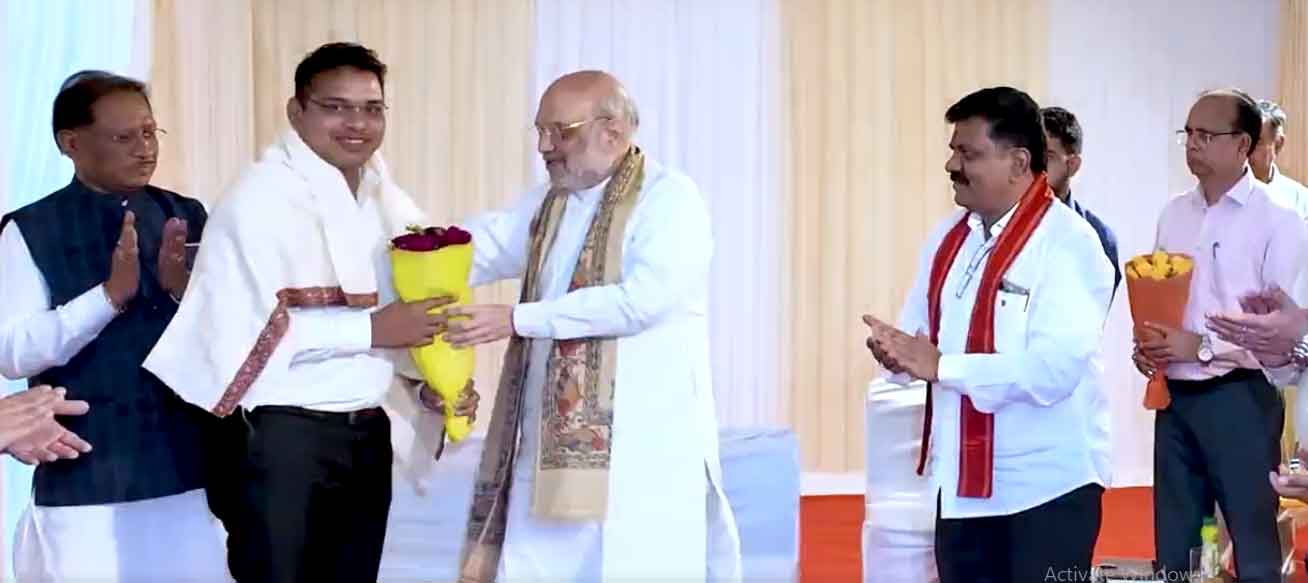 अमित शाह नक्सलवाद के खिलाफ चलाये गये ऑपरेशन में भूमिका निभाने वाले अधिकारियों से मिले