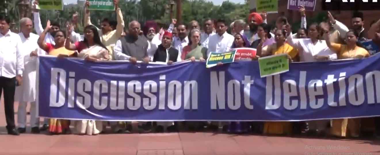 बिहार एसआईआर और भाजपा शासित राज्यों में मजदूरों की गिरफ्तारी के खिलाफ संसद परिसर में इंडिया अलायंस का प्रदर्शन