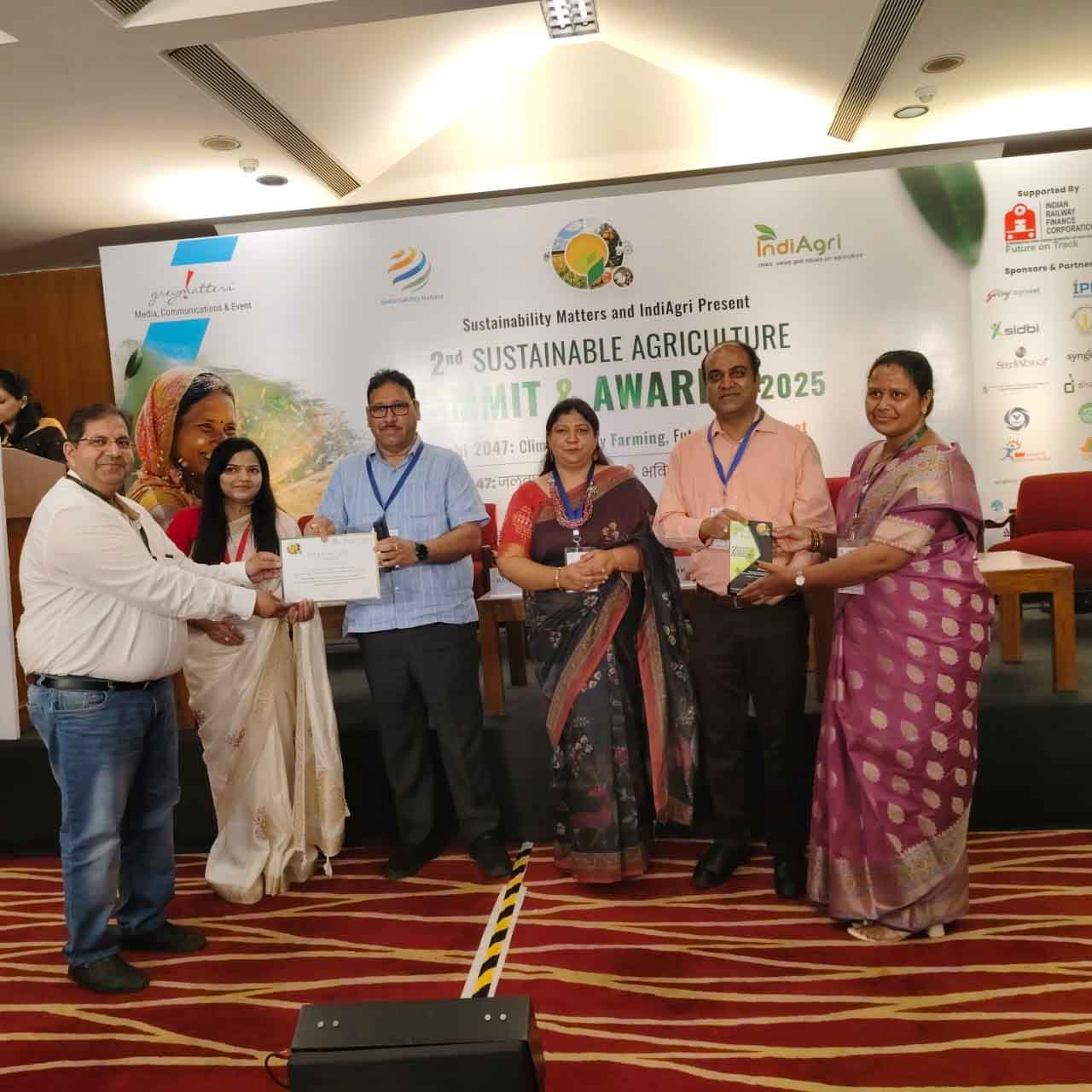 दिल्ली  में  कृषि शिखर सम्मेलन :  विजय भरत को Excellence in agriculture extension and training पुरस्कार