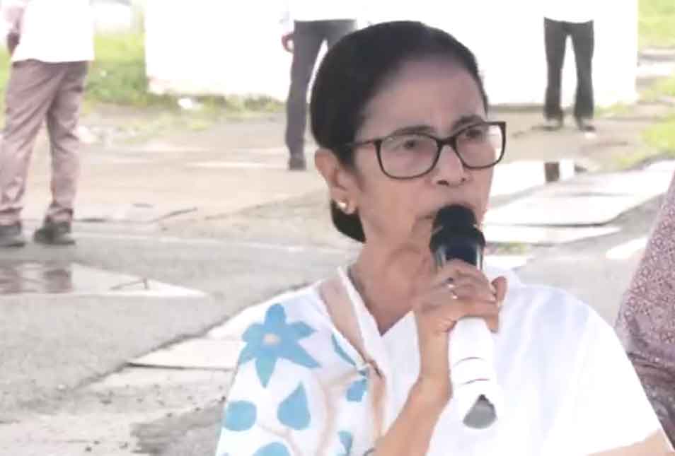 ममता बनर्जी ने कहा, प्राकृतिक आपदाओं पर राजनीति नहीं करती, पीएम करते हैं