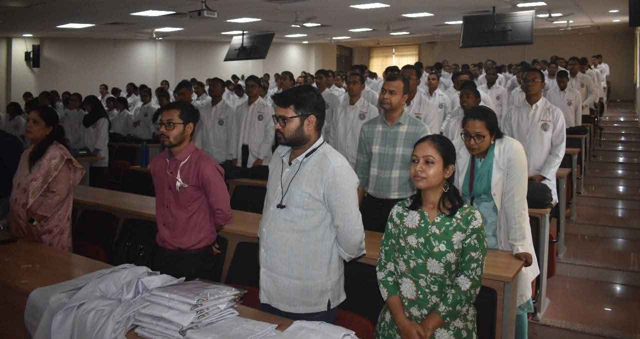 रिम्स में एमबीबीएस छात्रों के लिए व्हाइट कोट सेरेमनी, चिकित्सा सेवा में समर्पित रहने की शपथ ली गयी