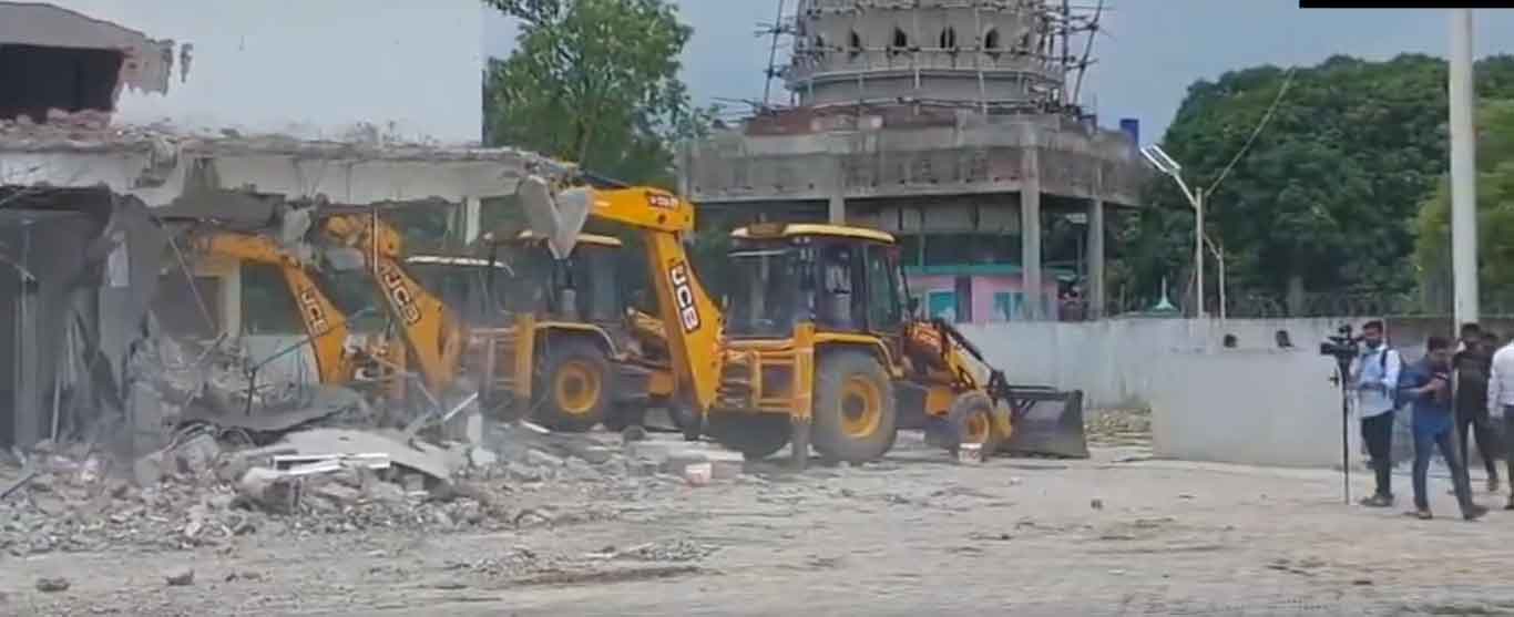अवैध धर्मांतरण गैंग चलाने वाले जमालुद्दीन उर्फ छांगुर बाबा की आलीशान कोठी पर बुलडोजर कार्रवाई