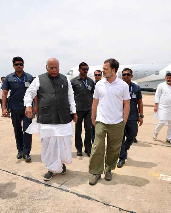 मल्लिकार्जुन खड़गे और  राहुल गांधी बेंगलुरु पहुंचे, कर्नाटक चुनाव आयोग के खिलाफ मार्च निकालेंगे