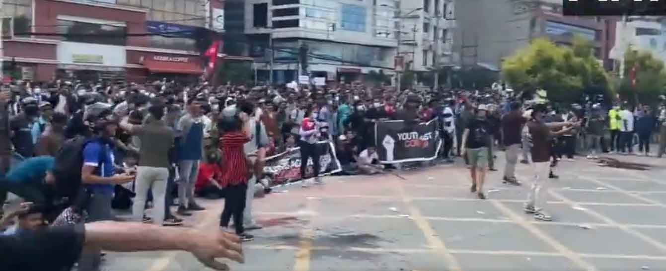 सोशल मीडिया पर  बैन के खिलाफ नेपाल  में हंगामा,  संसद में घुसे Gen-Z प्रदर्शनकारी, पुलिस फायरिंग में 14 की मौत, कर्फ्यू लगाया गया