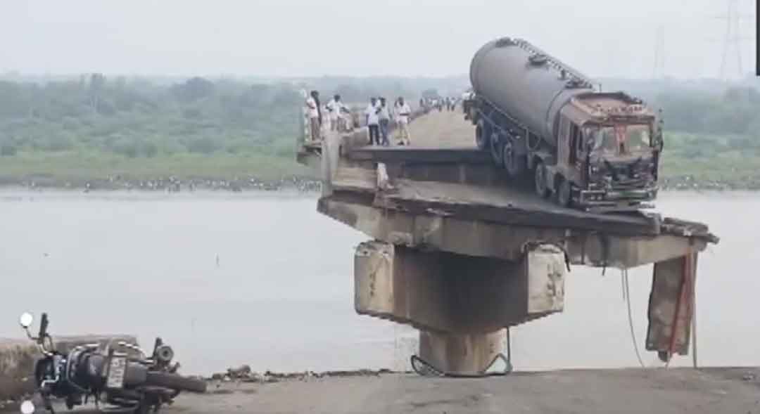 गुजरात : महिसागर नदी पर बना ब्रिज  गिरा, कई वाहन नदी में गिरे, 9 लोगों की मौत