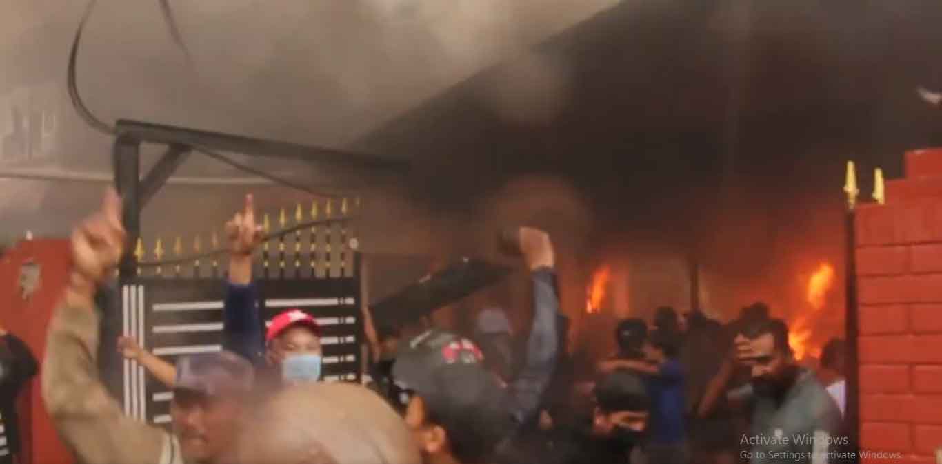 केपी शर्मा ओली  काठमांडू से  भागे, भीड़ ने वित्त मंत्री को सड़कों पर दौड़ा-दौड़ाकर पीटा,  पूर्व पीएम की पत्नी  की जल कर मौत