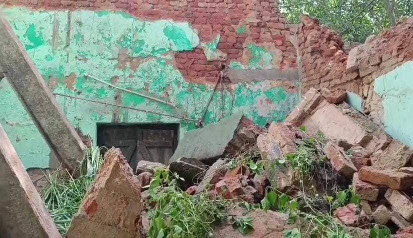 झरिया उप डाकघर का पुराना भवन धराशायी, ग्राहक व कर्मचारी बाल-बाल बचे