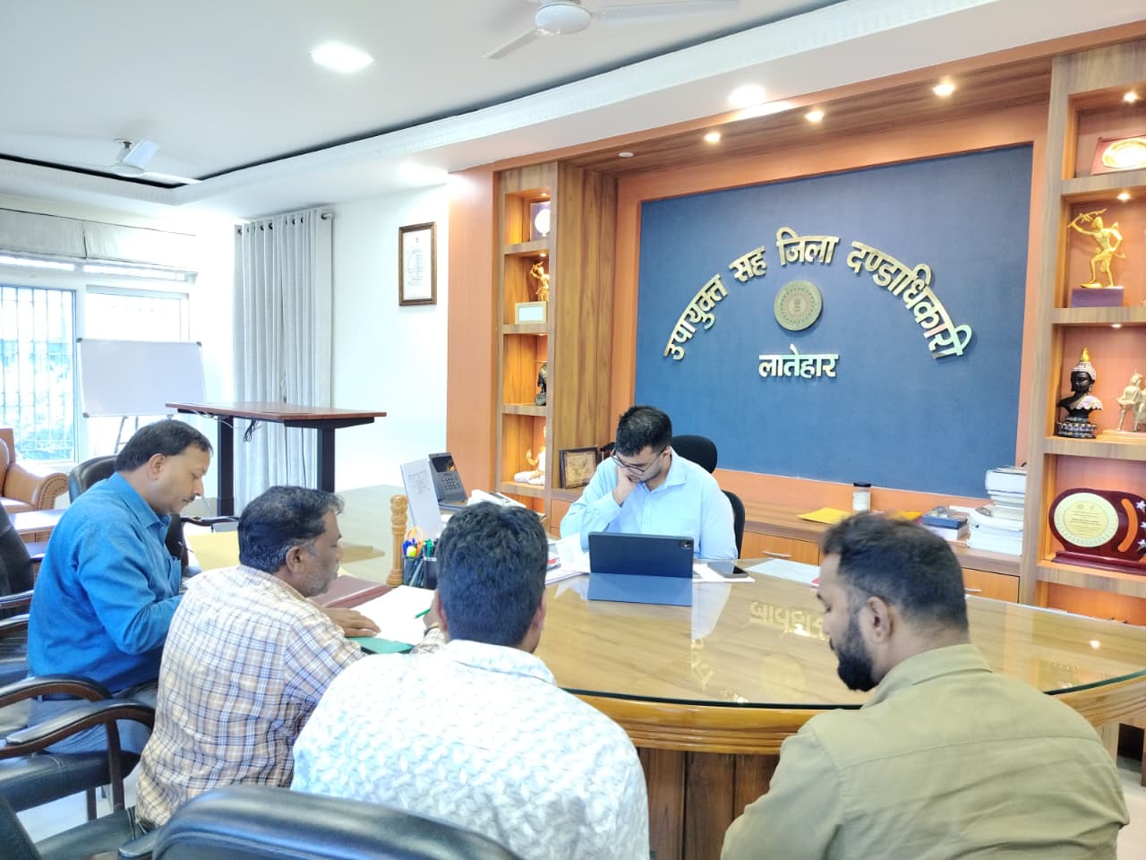 लातेहारः डीसी ने की विद्युत विभाग की समीक्षा, अधिकारियों को दिए निर्देश