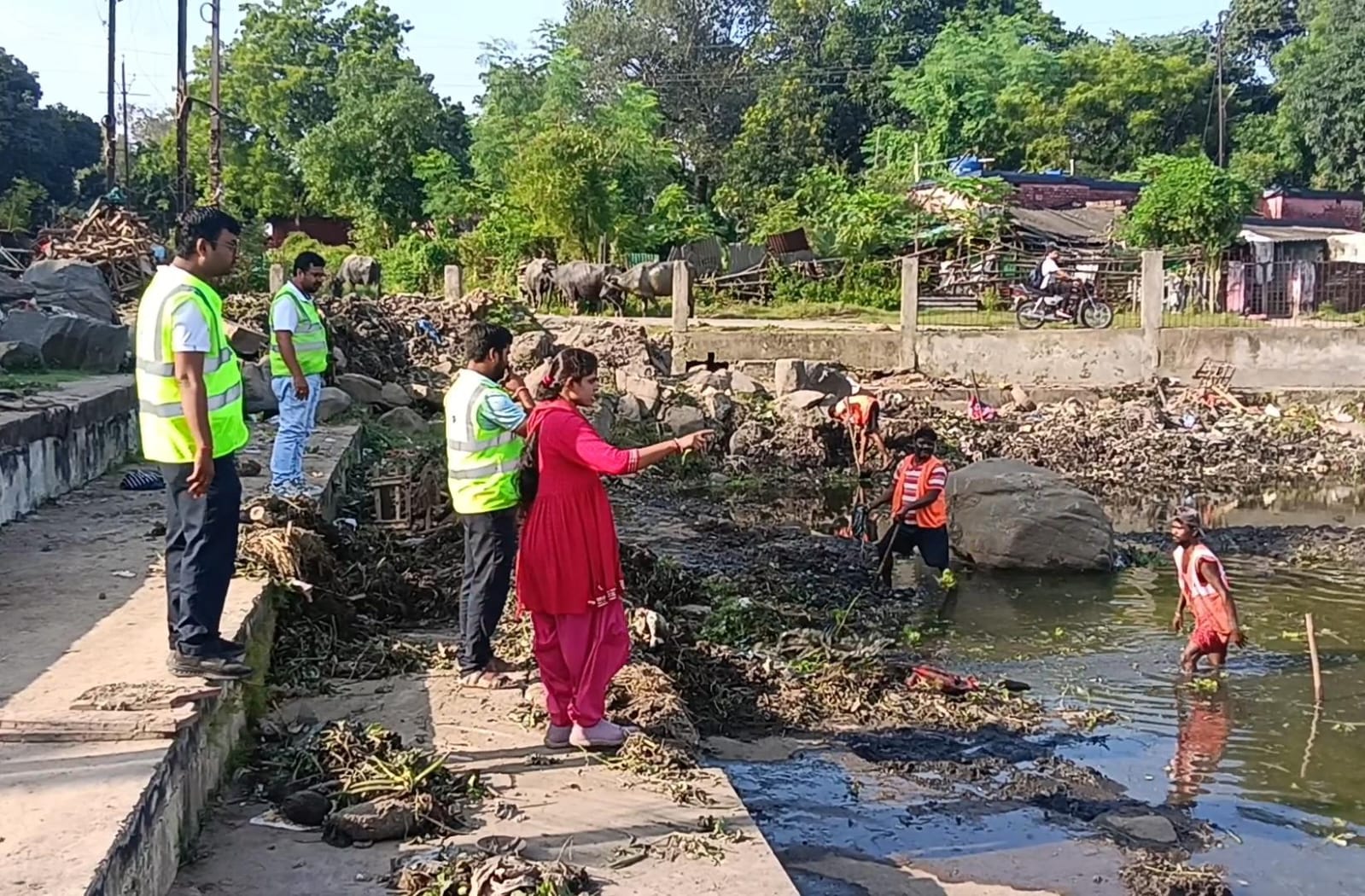 धनबादः छठ घाटों की सफाई में जुटा नगर निगम