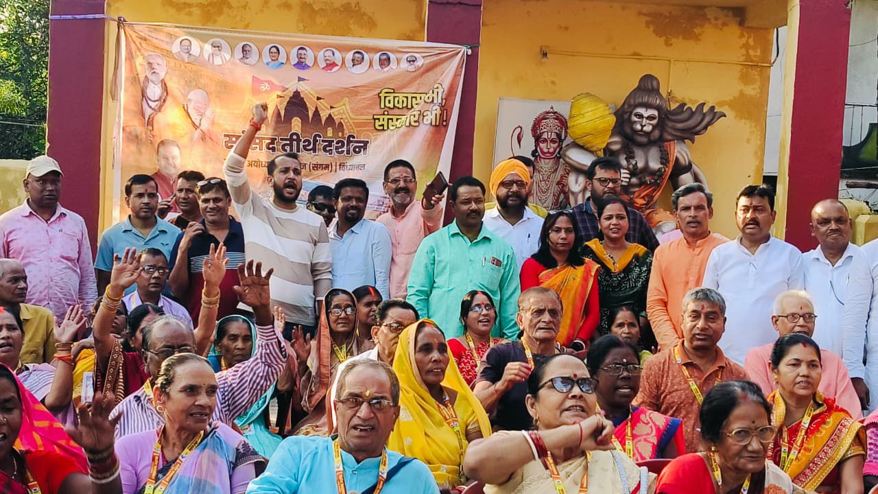 सांसद मनीष की पहल पर रामगढ़ के 65 तीर्थ यात्रियों का जत्था तीर्थाटन को रवाना