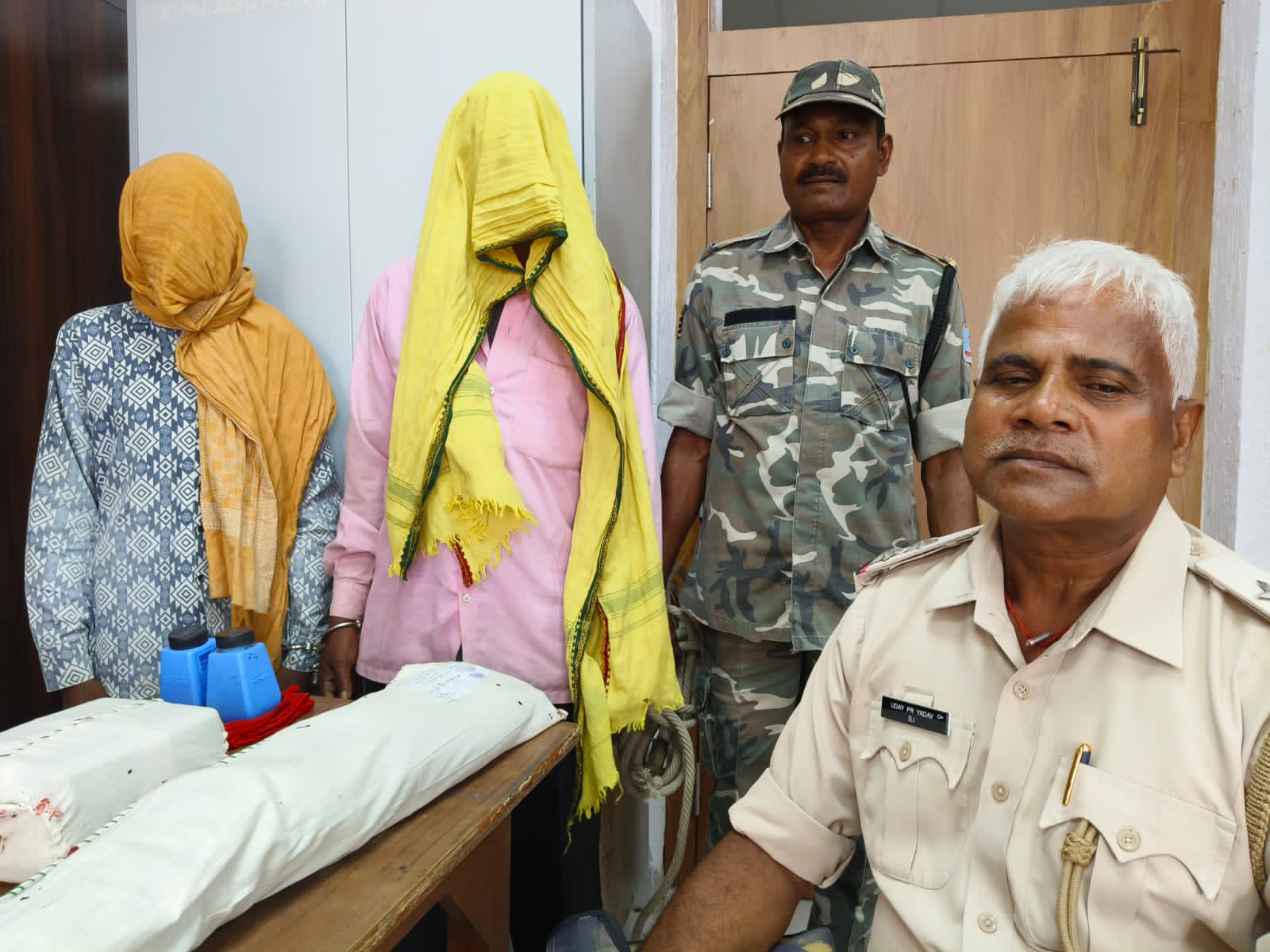 पलामूः लकड़ाही बाजार में अवैध हथियार के साथ दो गिरफ्तार