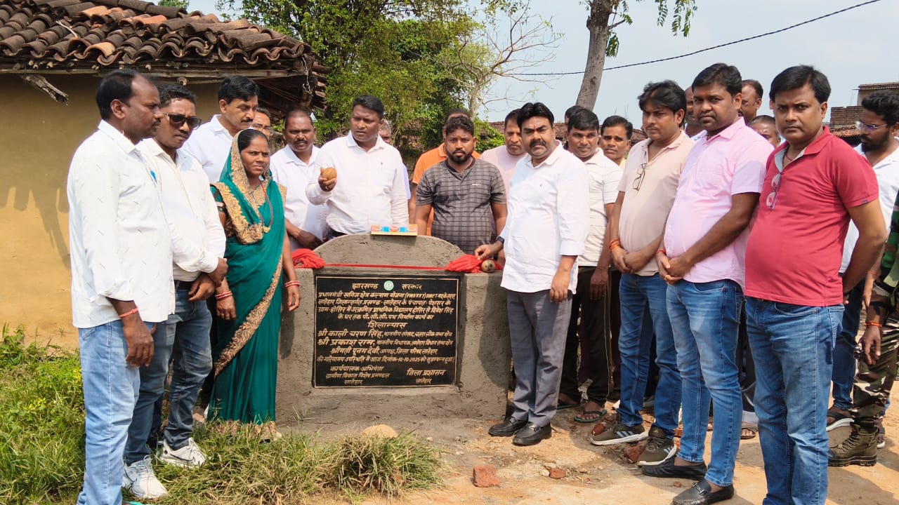 लातेहारः विधायक ने किया पीसीसी सड़क का शिलान्यास