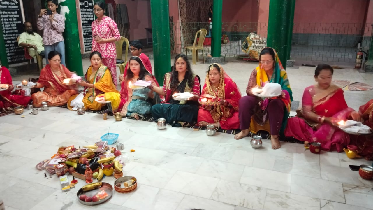 चक्रधरपुरः सुहागिन महिलाओं ने रखा करवा चौथ का व्रत, काली मंदिर में की पूजा