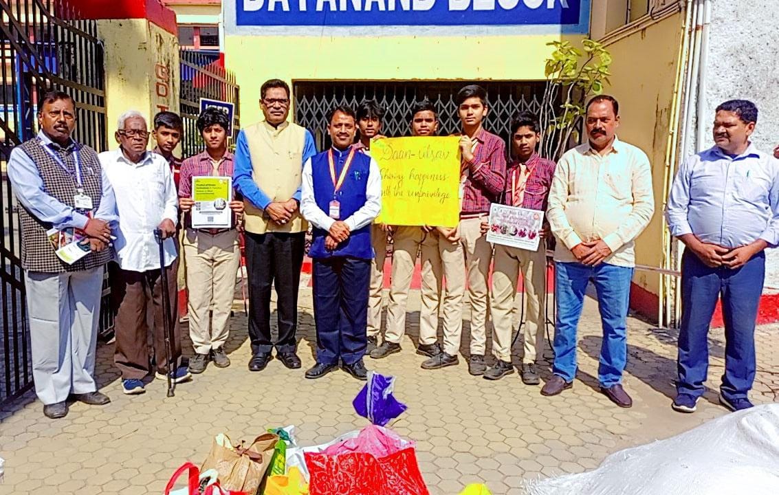 धनबादः दान उत्सव में टाटा डीएवी जामाडोबा के बच्चों ने लेप्रोसी हॉस्पिटल में बांटी खुशियां