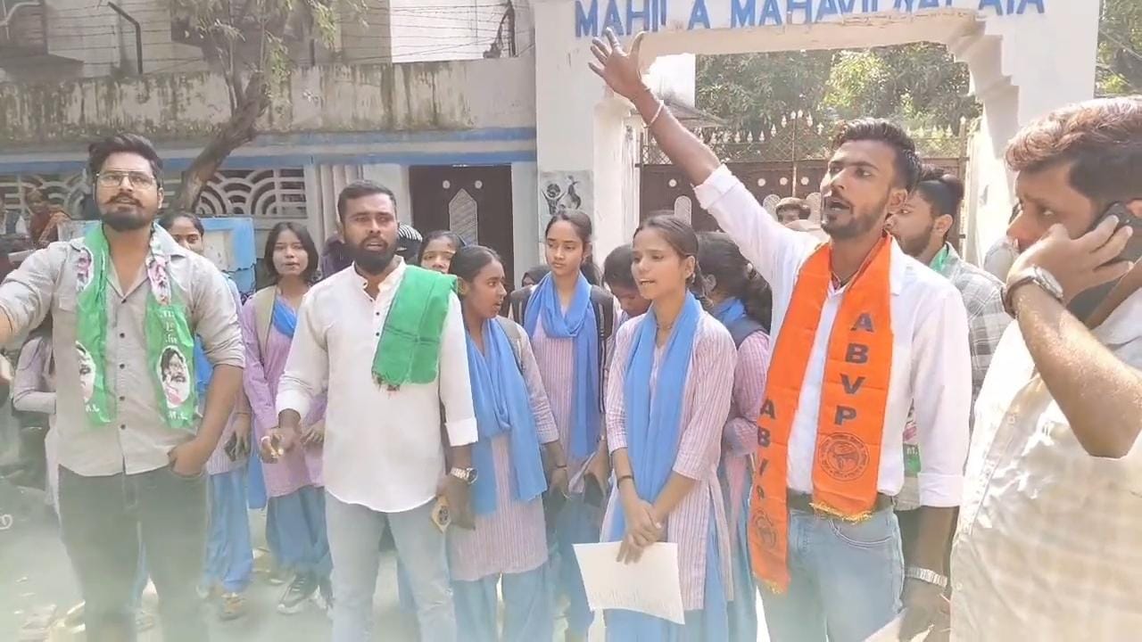 धनबादः परीक्षा में सिलेबस से बाहर का प्रश्न पूछे जाने पर SSLNT कॉलेज की छात्राओं ने किया हंगामा