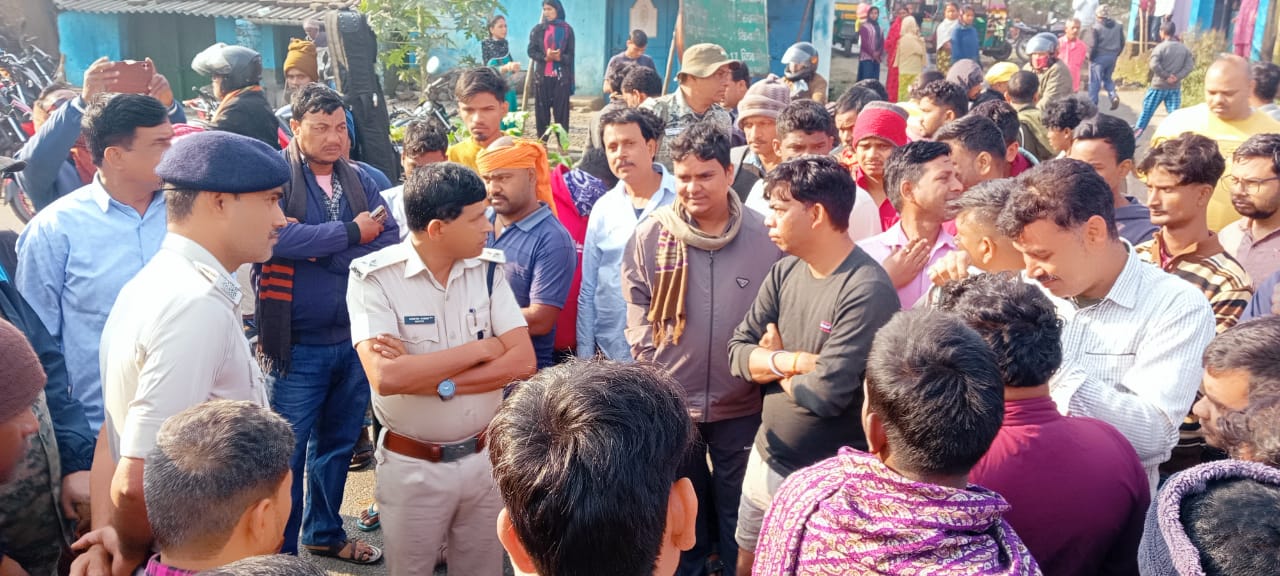 रामगढ़ः वाहन के धक्के से घायल युवक की मौत, विरोध में सड़क जाम