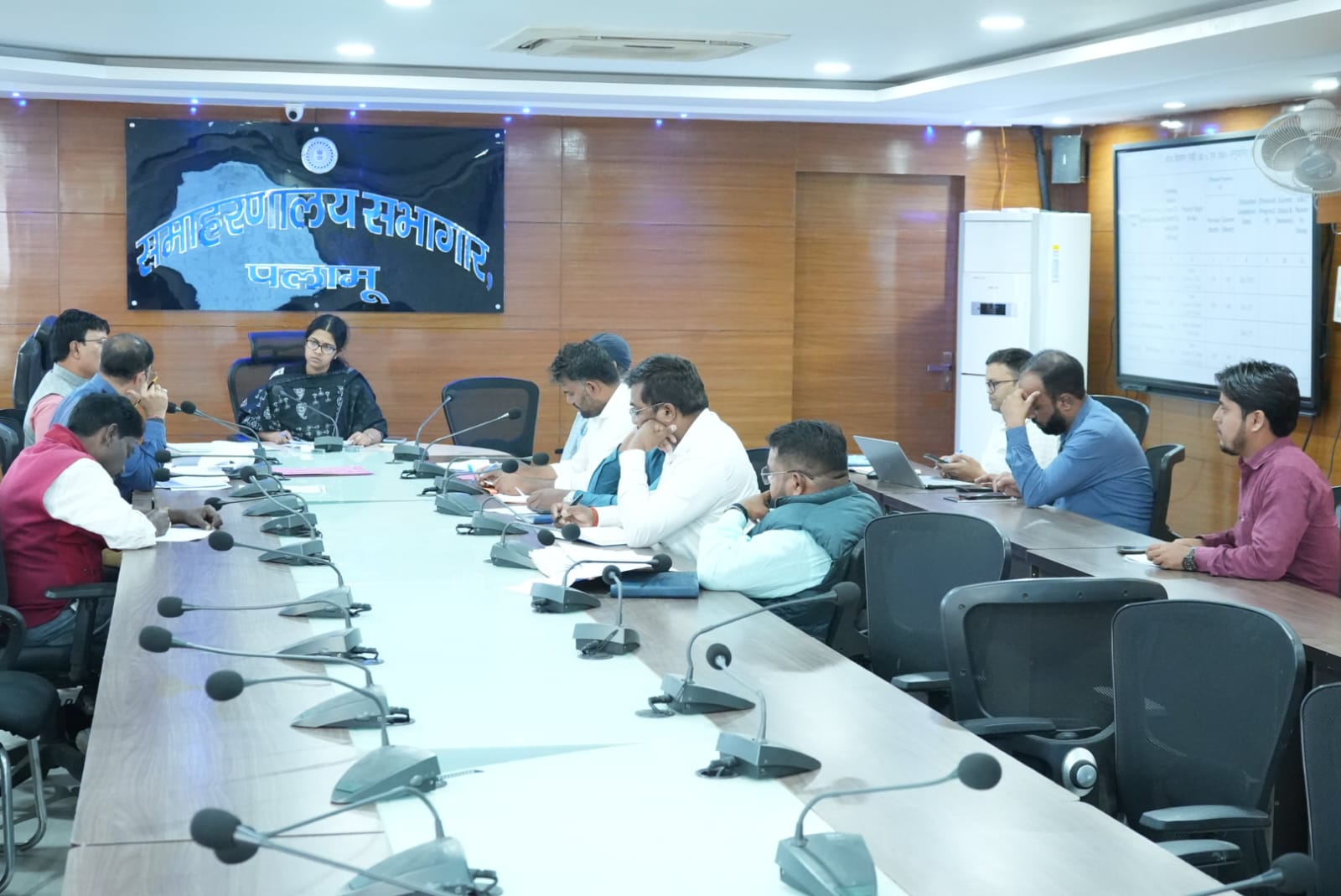 पलामूः डीसी ने की विभागों की समीक्षा, लापरवाह अफसरों का वेतन रोकने का निर्देश