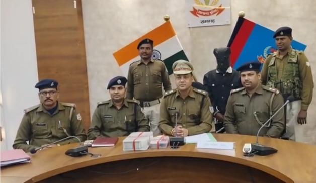 रामगढ़ः पुलिस ने चोरी कांड का किया खुलासा, चोरी गए रुपए व सामान के साथ आरोपी गिरफ्तार