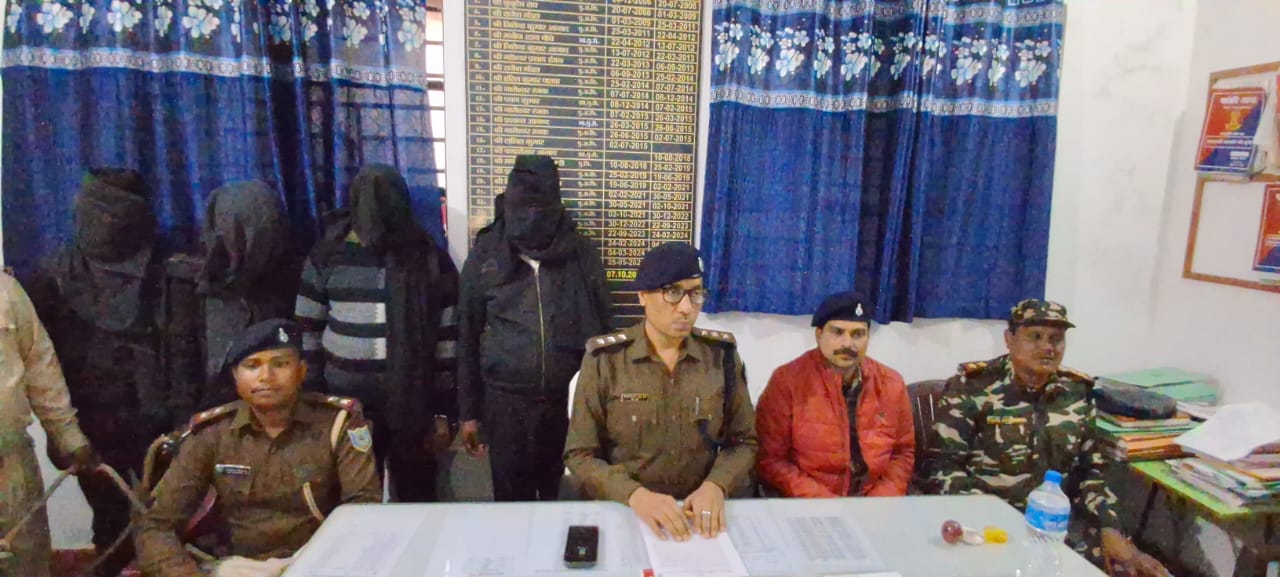 पलामूः अवैध शराब की मिनी फैक्ट्री का भंडाफोड़, 28 पेटी नकली शराब जब्त, 4 गिरफ्तार