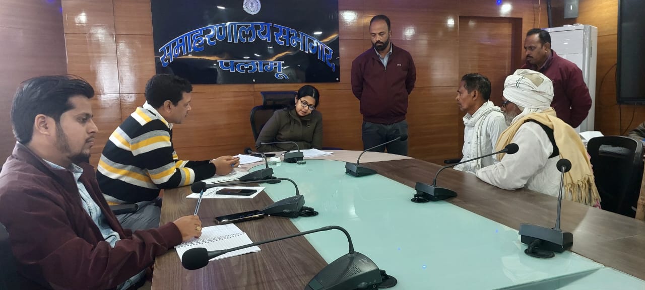 पलामूः डीसी ने जनता दरबार में सुनी लोगों की फरियाद, दिया कार्रवाई का भरोसा