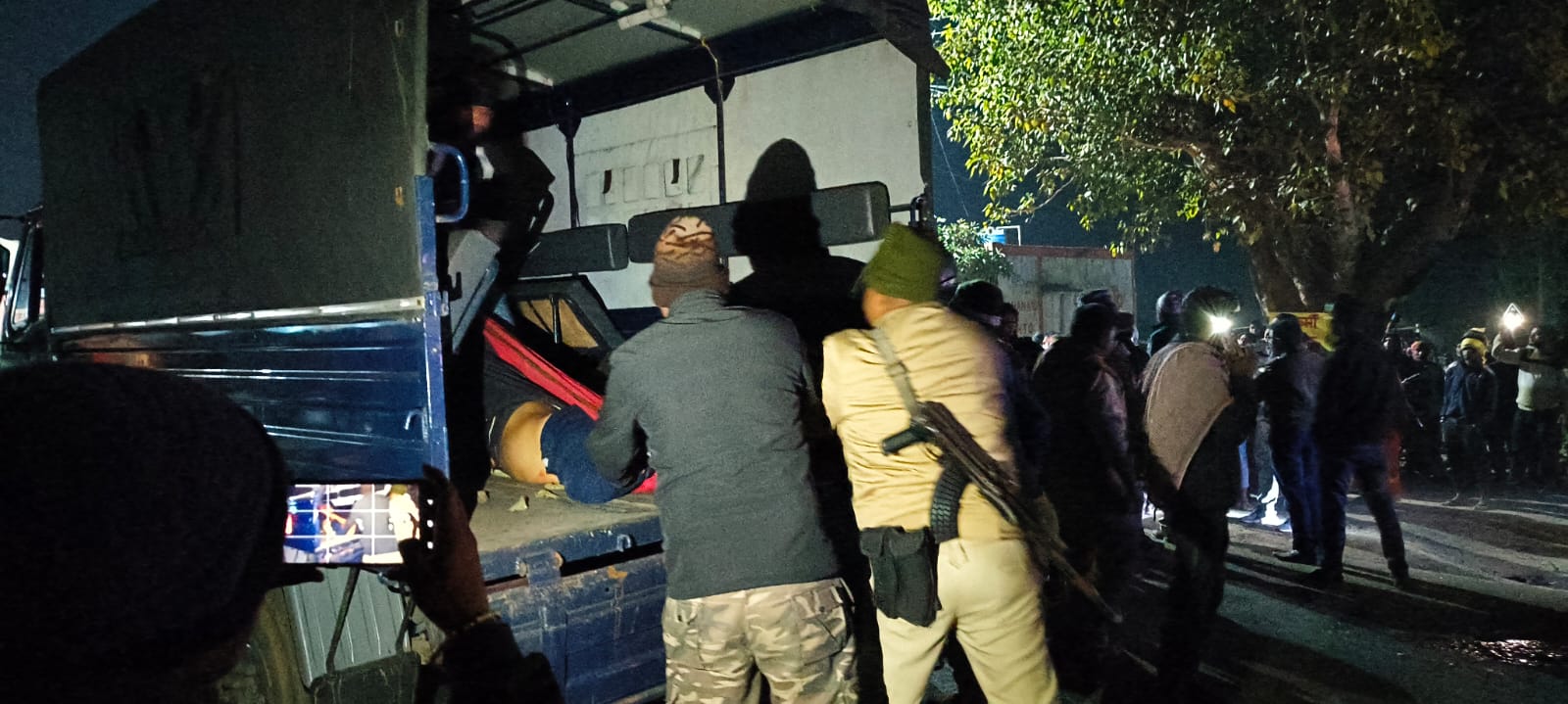 रामगढ़ः हाइवा के धक्के से बाइक सवार युवक की मौत, विरोध में सड़क जाम