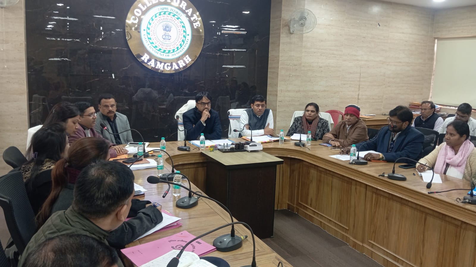 नगर निकाय चुनाव से संबंधित कार्यों को समय पर पूरा करें: रामगढ़ डीसी