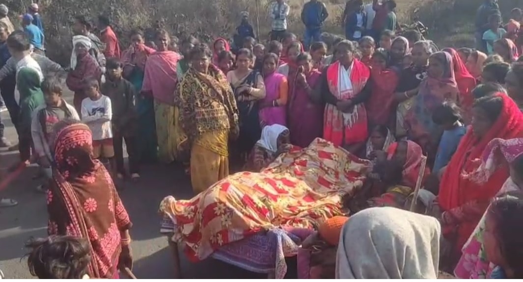 रामगढ़ः बरकाना में सड़क दुर्घटना में स्कूटी सवार की मौत, विरोध में पतरातु मुख्य मार्ग जाम