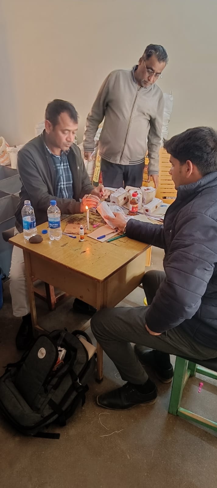 सिमडेगाः फूड सेफ्टी की टीम ने दुकानों में की छापेमारी,  खाद्य पदार्थों के लिये सैंपल