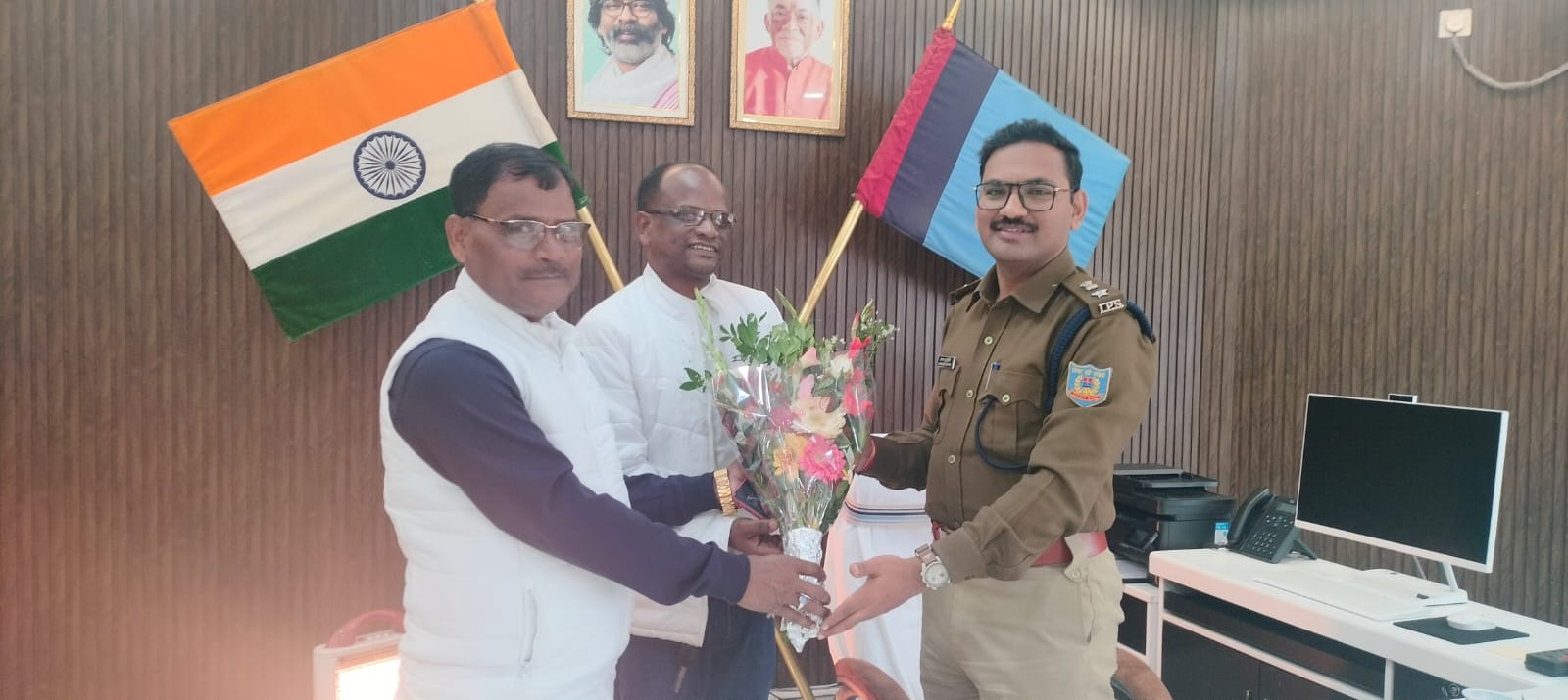 सिमडेगाः झामुमो नेताओं ने नए एसपी का किया स्वागत