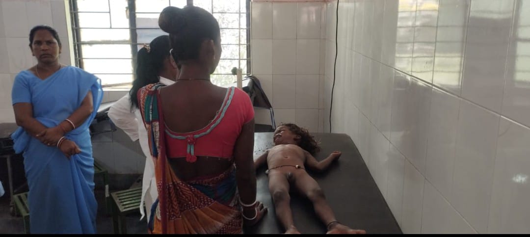 चाईबासाः मनोहरपुर में तालाब में डूबा 3 साल का बच्चा, ग्रामीणों ने बचाया