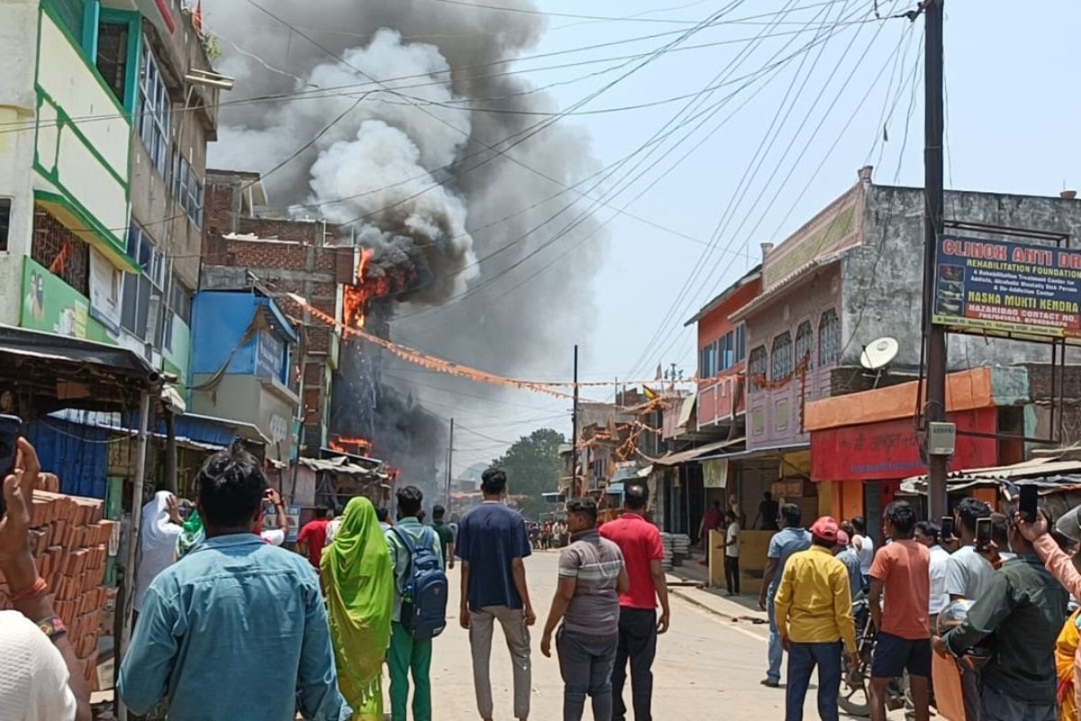 हजारीबाग : बड़कागांव में डेकोरेशन-पटाखा दुकान में भीषण आग, लाखों का नुकसान